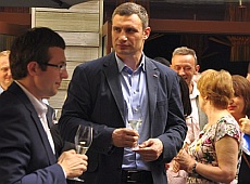 Фото - Як Кличко з соратниками перемогу на виборах святкували.